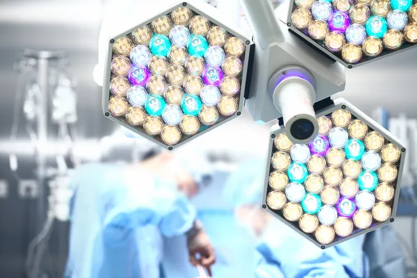 Orvosi lámpa, és a folyamat sebészeti beavatkozás — Stock Fotó