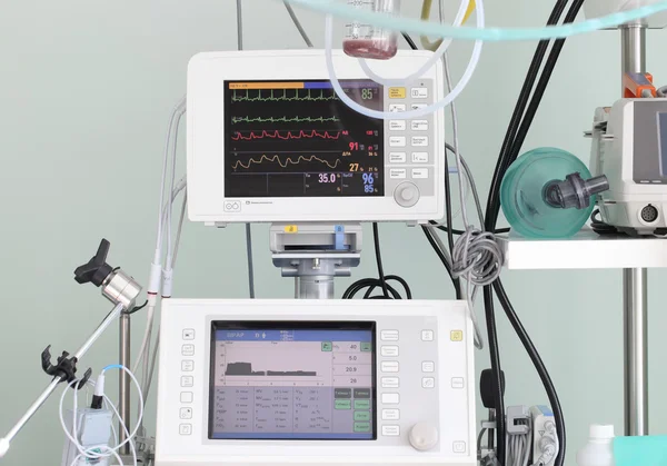 Monitoraggio della tecnologia e dell'assistenza nella moderna terapia intensiva — Foto Stock
