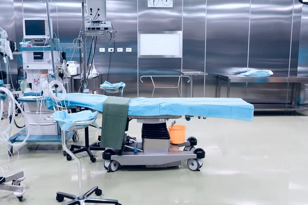 Högteknologiska kirurgiska operationssalen — Stockfoto