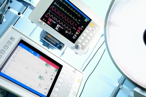 Monitor médico e lâmpada cirúrgica — Fotografia de Stock