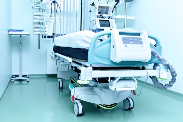 Cama médica moderna em uma enfermaria hospitalar . — Fotografia de Stock