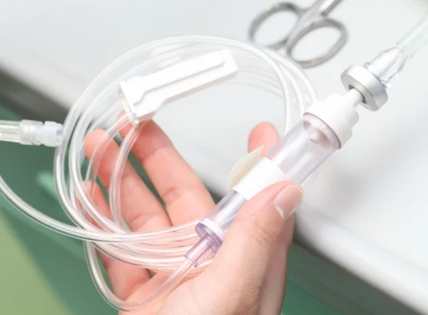 Sjuksköterska förbereder systemet för intravenös infusion — Stockfoto