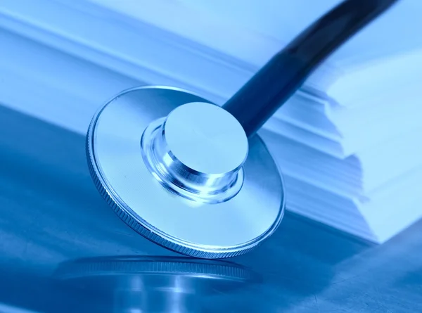 Stethoscoop en een stapel papier. het concept van medische wetgeving — Stockfoto