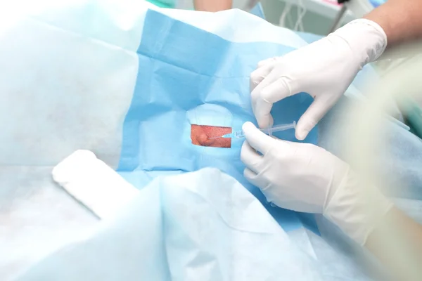 Doctor makes injection under sterile conditions — Stock Photo, Image