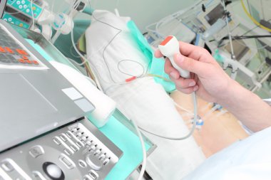 doktor ultrason hastane koğuşunda çalışması yapıyor.