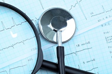 Büyüteç ve stetoskop ea EKG.