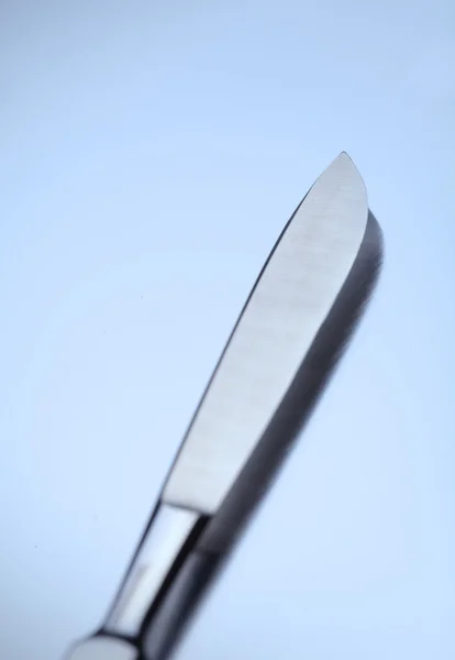 Scalpel chirurgical pointu sur un fond métallique . — Photo