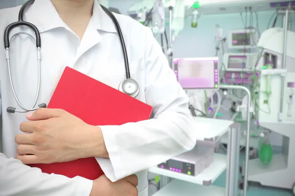 Médico con un libro en la UCI . — Foto de Stock