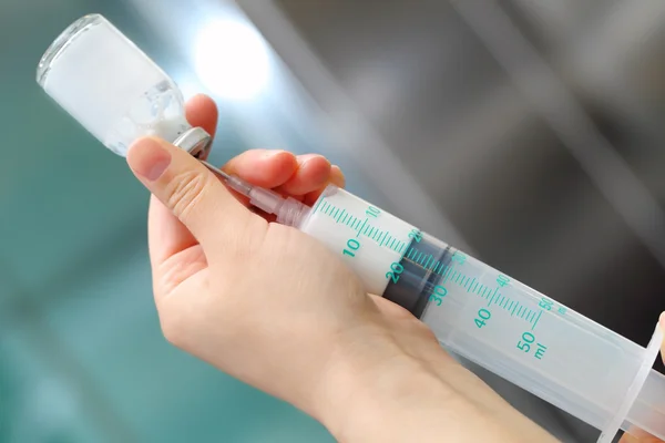 Voorbereiding van een injectie geneeskunde — Stockfoto