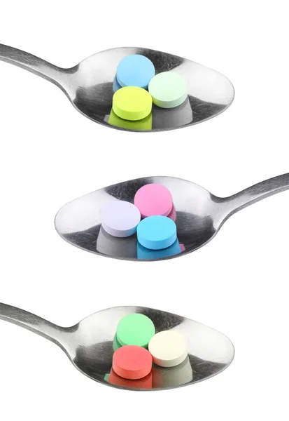 Drie tabletten in een metalen lepel. — Stockfoto