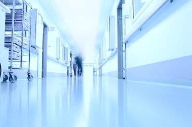 Doktorlar modern bir hastane koridorunda Silhouettes