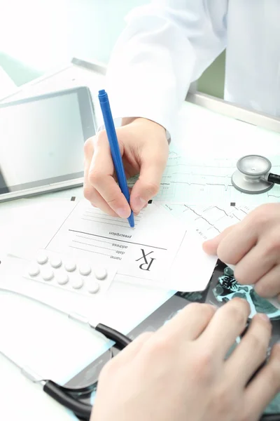 Doctor and patient in a modern hospital — Stock Photo, Image