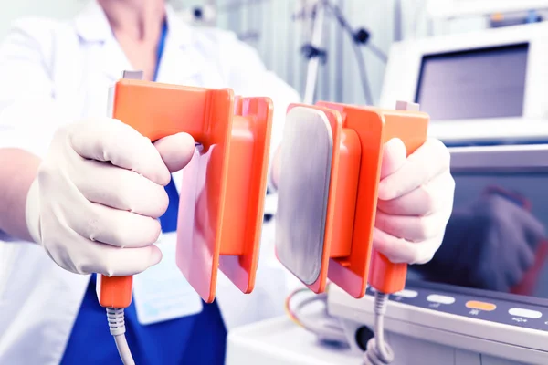 Sjukhusutrustning. läkare med en defibrillator elektroder — Stockfoto