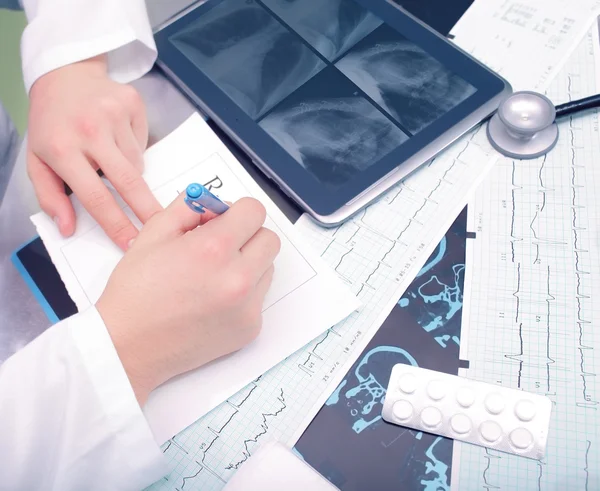 Doctor trabajando en su escritorio — Foto de Stock