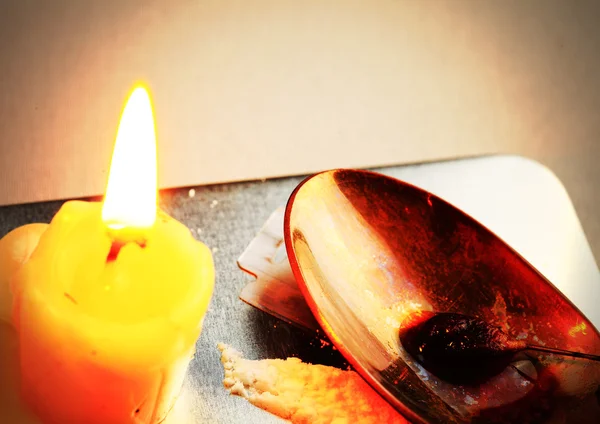 Kerze, ein Löffel mit Betäubungsmittel. Stilisiertes Foto. — Stockfoto