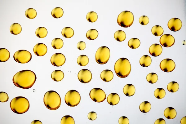 Gele druppels op metaal. abstracte achtergrond — Stockfoto