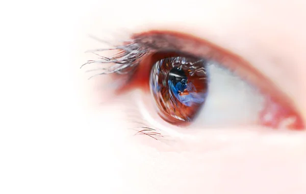 Los ojos de la mujer con el reflejo del quirófano. Médico — Foto de Stock