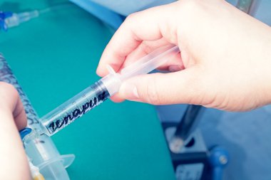 ilaç tedavisi. enjeksiyon ilaç içine sonda ile bir