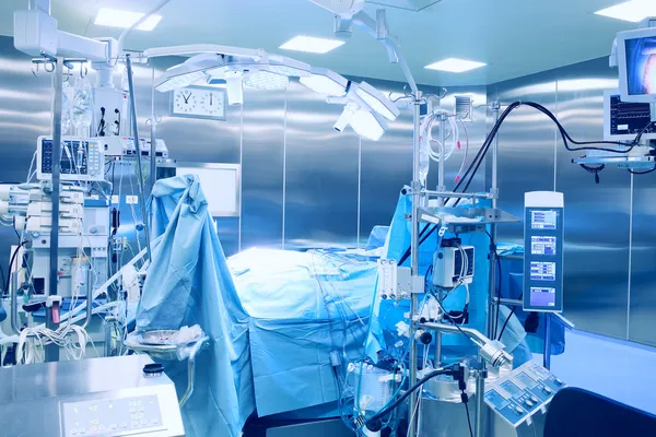 Moderner Operationssaal mit dem Patienten auf dem Tisch. lizenzfreie Stockbilder