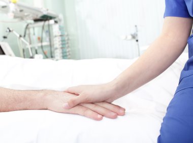 Doktor hastayı destekliyor.
