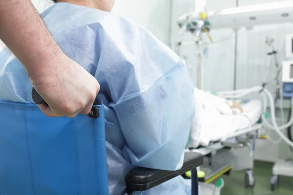 Paziente su una sedia a rotelle in un reparto ospedaliero — Foto Stock