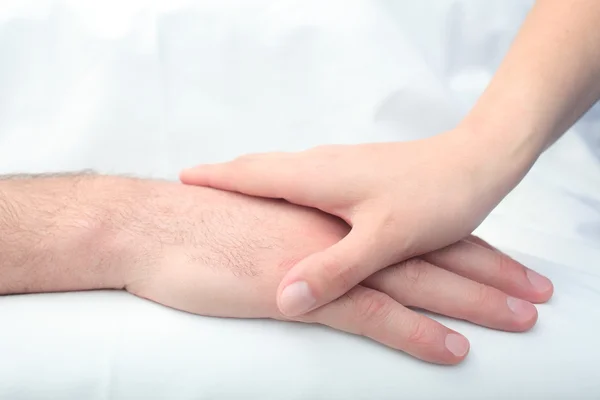 La mano de las mujeres toca la mano de un hombre.. Concepto de sentimiento — Foto de Stock