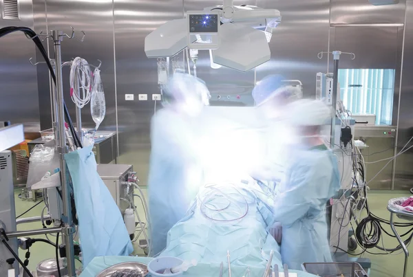Equipo quirúrgico en quirófano durante la cirugía — Foto de Stock