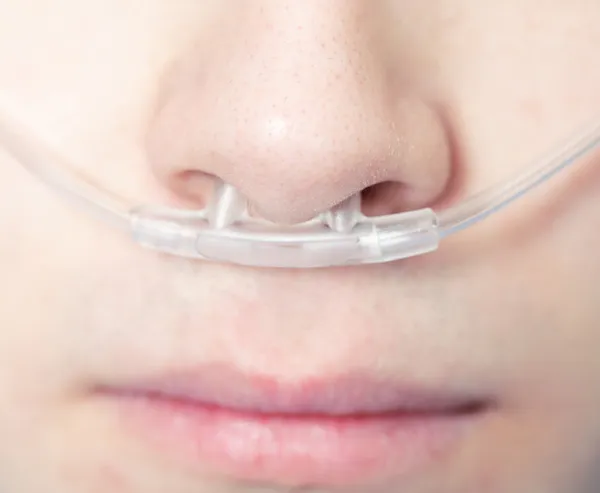 Asthmatic patient is breathing with oxygen — Stock Photo, Image
