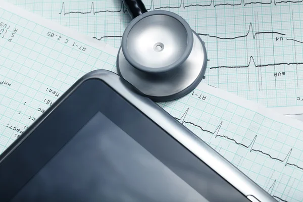 Tablet computer, estetoscopio, cardiograma. Tecnologías en medicina — Foto de Stock