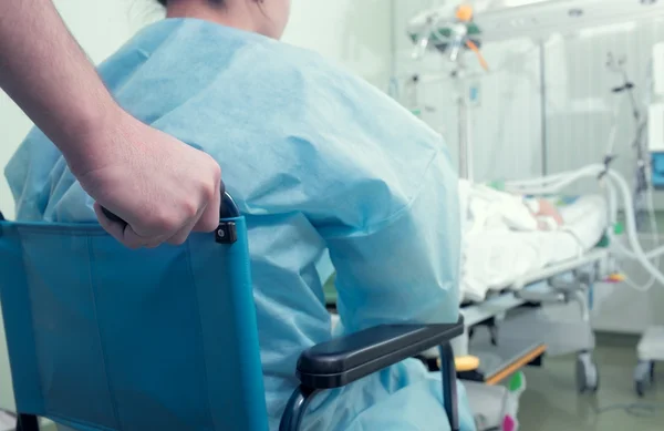 Frau im Rollstuhl im Krankenhaus — Stockfoto