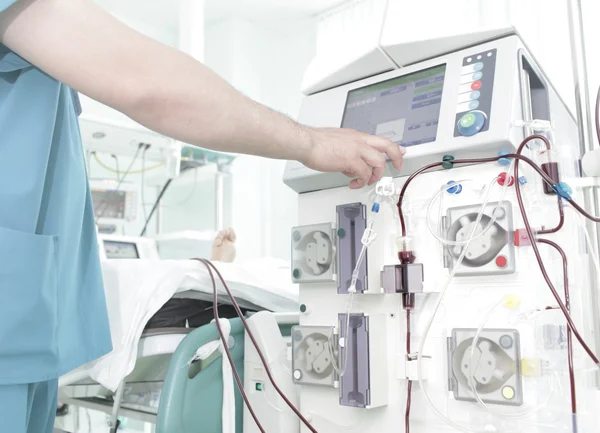 Médico controla o processo de diálise no hospital — Fotografia de Stock