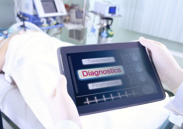 Tablet-PC mit medizinischen Informationen auf einer Krankenhausstation — Stockfoto