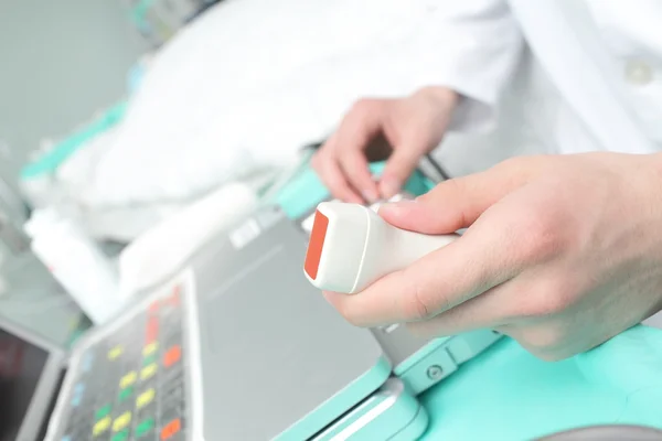 Doctor makes ultrasound study — Stock Photo, Image