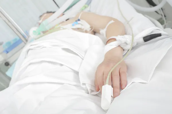 Patient dans un lit d'hôpital — Photo