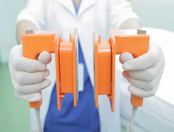 Medical defibrillator in the hands of the doctor — Stock Photo, Image