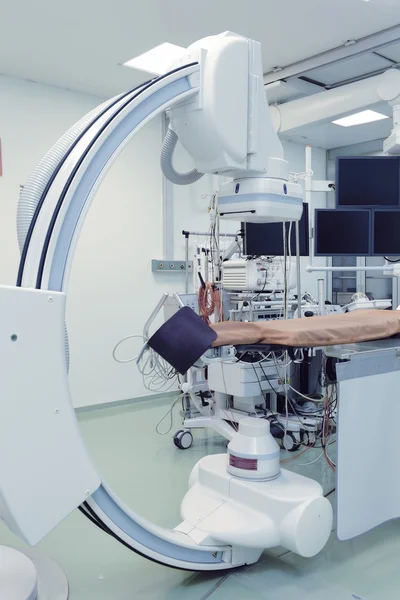 Salle d'opération du cathéter interventionnel à rayons X (cathlab ). — Photo