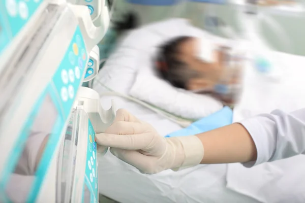 Icu Ausrüstung. Krankenschwester in der Nähe des Patienten — Stockfoto