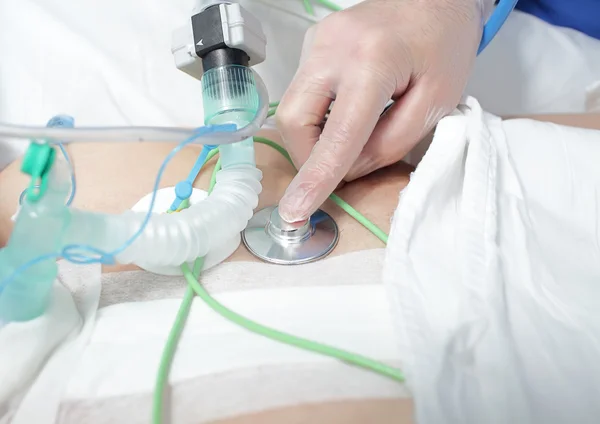 El médico escucha usando stetoskopa.Foto de primer plano —  Fotos de Stock