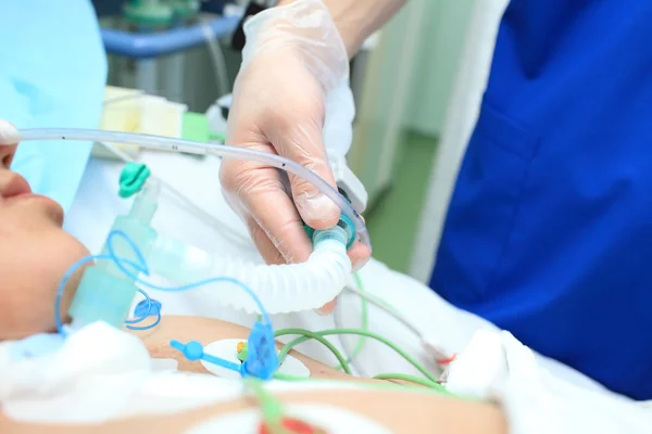 Trabalho típico da enfermeira na UTI. Paciente em cama de hospital — Fotografia de Stock