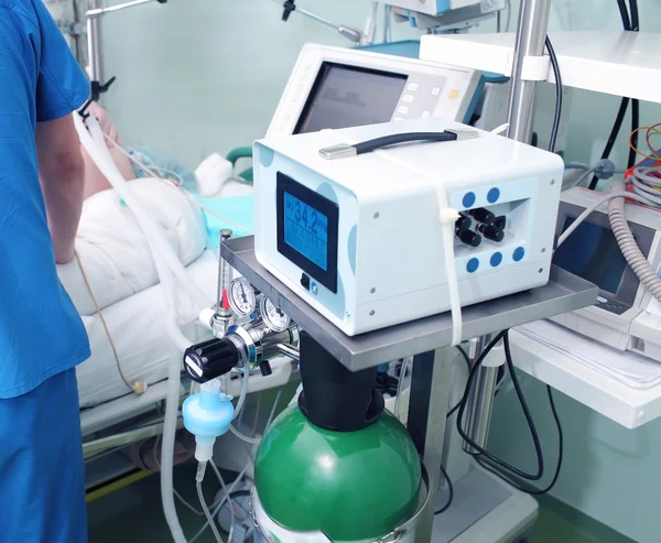 现代化的设备，在重症监护病房和工作与病人 — 图库照片
