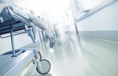 Hastane corrid hareket eden bir yatakta yatarken ölen hastanın el