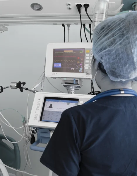 Doctora mujer trabajando con equipos electrónicos en la UCI —  Fotos de Stock