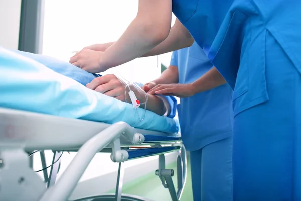 Enfermeira e médico assistindo o paciente — Fotografia de Stock