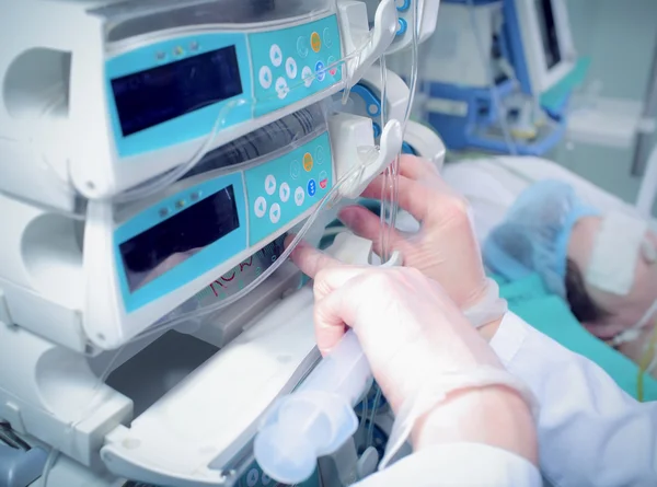 Verabreichung von Medikamenten im Icu — Stockfoto