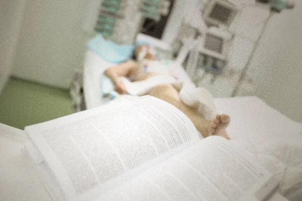 Ανοιχτό Βιβλίο Φόντο Ένα Θάλαμο Νοσοκομείου Έναν Σοβαρό Ασθενή Σύμβολο — Φωτογραφία Αρχείου