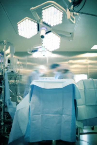 外科医生在手术室里工作和操作灯 外科或医学背景的模糊 抽象的图像 — 图库照片