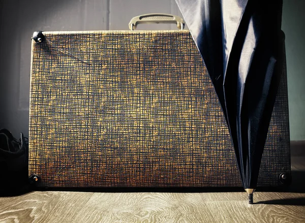 Seyahatten Eve Dön Eski Moda Bavul Evin Koridorunda Şemsiye Seyahat — Stok fotoğraf