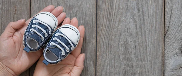 Жіночі Руки Тримають Маленький Банер Дитячого Взуття Крихітні Кросівки Долонях — стокове фото