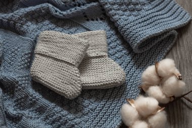 Örgü çorap arka planı, yeni doğmuş bir bebek için yumuşak kıyafetler, pamuk, doğal kumaşlar, el örgüsü, sevgiyle