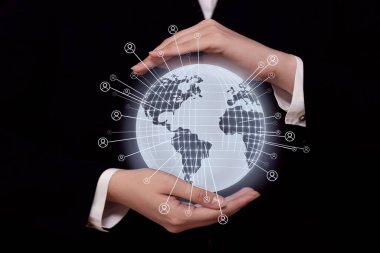 Dünya bağlantısı, bir işadamının elinde dünya, dünyanın dört bir yanındaki insanların internet teknolojileri ve iletişimi, konsept, serbest çalışma, flört siteleri, sosyal ağlar, medya, çevrimiçi alışveriş, bulut hizmetleri